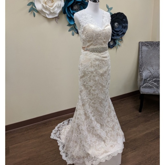 Mermaid lace wedding dress bridal gown Sample 8 street Size 4 6 recommended - Picture 4 of 13